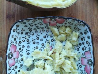 3、红薯奶酪焗蛋,用勺子挖出红薯肉,挖出一个坑,不要弄破表皮。