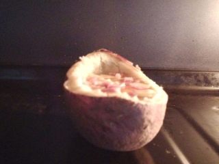 6、红薯奶酪焗蛋,入预热好的烤箱上层,180度,上下火,烤5分钟左右。