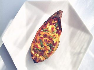 9、红薯奶酪焗蛋,最后一步出炉前,洒少许香葱和黑胡椒粉,提味增香更好吃。