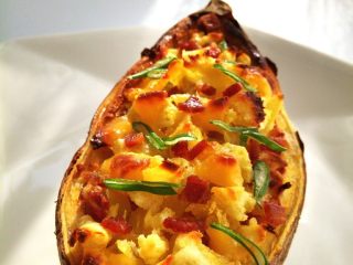 12、红薯奶酪焗蛋,将红薯两头稍去掉一点,露出肉的部分,这样加热的时候,内部的热气可以透出,不会撑破表皮,迸溅得到处都是。