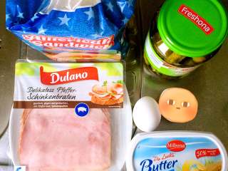 1、酸黄瓜吐司卷,准备食材,一个鸡蛋大概可以做5到6个。