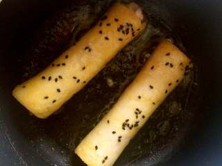 7、酸黄瓜吐司卷,黄油放入不粘锅中,融化,放入吐司卷。