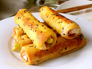 8、酸黄瓜吐司卷,煎至表面金黄时,即可取出装盘。