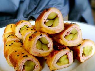 9、酸黄瓜吐司卷,也可切成小段,犹如“寿司”,吃着更方便。