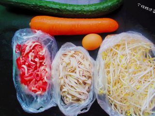 1、时蔬冷面,准备黄瓜、胡萝卜、面条、鸡蛋、绿豆芽、肉丝等食材