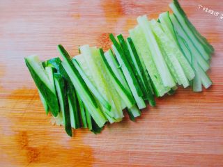 2、时蔬冷面,黄瓜洗干净,切成丝