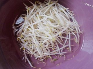 3、时蔬冷面,绿豆芽用水冲洗干净