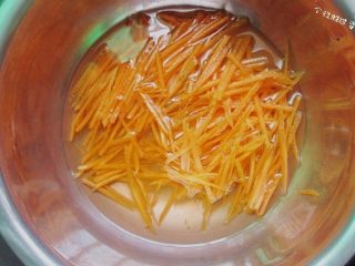 4、时蔬冷面,胡萝卜去皮切成细丝