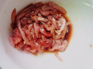 5、时蔬冷面,肉丝加入酱油、黑胡椒粉、盐腌制半小时