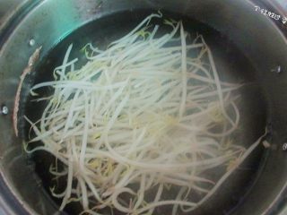 6、时蔬冷面,国内放入水,烧开,把绿豆芽放进去煮熟捞出