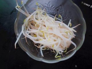 7、时蔬冷面,煮熟后过凉水,捞出待用