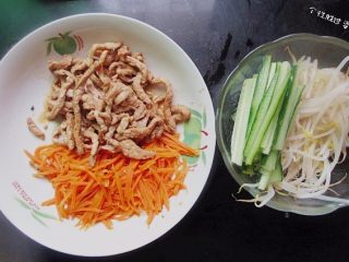 11、时蔬冷面,把准备的配菜全部放入容器里,准备下面条