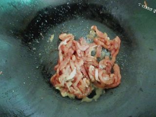10、时蔬冷面,锅内放入少许油,把腌制好的肉丝,翻炒熟透即可