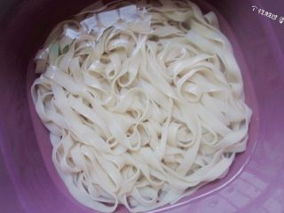 13、时蔬冷面,煮好的面条捞出过凉水