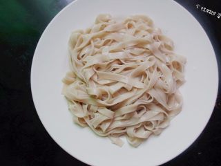 14、时蔬冷面,面条捞出放入盘子里,加入少许盐、香油、醋搅拌一下,摊平放在盘子里