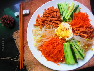 18、时蔬冷面,我的微信公号【个性胜过姿色】,关注后即可成为小姿的好友,在制作过程中有任何疑问都可以咨询~