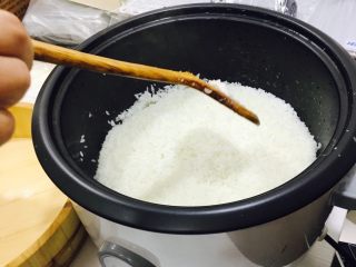 2、自制手握牡丹虾寿司,水与米1:1的比例放入电饭煲煮饭,煮熟后焖10-15分钟再开盖取出。