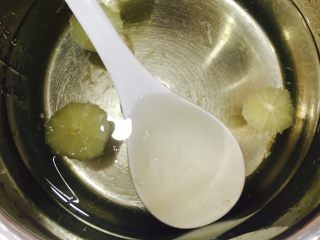 3、自制手握牡丹虾寿司,煮饭的时间制作寿司醋:将柠檬切片加入清水中,放入白醋、糖、盐上火加热,待糖融化即可关火晾凉备用