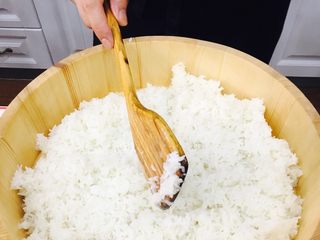 5、自制手握牡丹虾寿司,分三次重复上面步骤加入寿司醋,直至米饭完全入味。