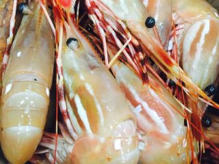 6、自制手握牡丹虾寿司,牡丹虾解冻清洗干净