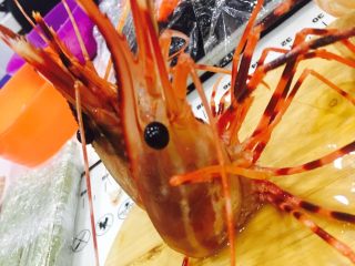 7、自制手握牡丹虾寿司,将头部取下盛盘