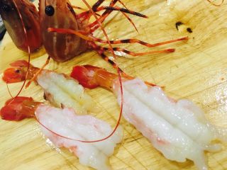 9、自制手握牡丹虾寿司,剔除虾线备用