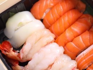 12、自制手握牡丹虾寿司,装盒喽,搭配日料酱油享用美味吧