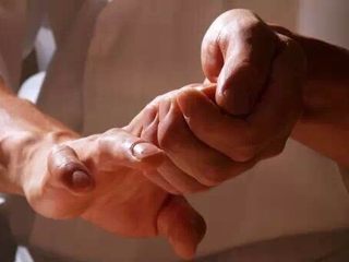 10、自制手握牡丹虾寿司,手蘸少量清水,取出一小团米饭,在手中迅速整理出形状