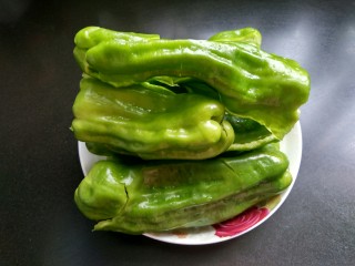 3、虎皮青椒,青椒刀拍扁一点好入味。