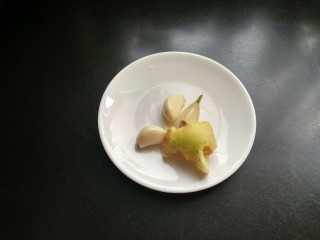 4、虎皮青椒,准备好大蒜生姜。