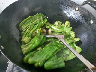 12、虎皮青椒,倒入七成熟的青椒，翻炒。