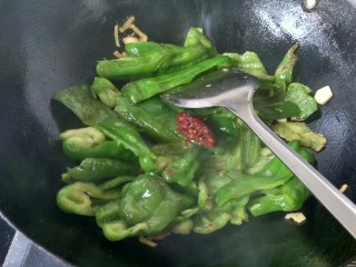 14、虎皮青椒,放入一勺豆瓣酱，翻炒。