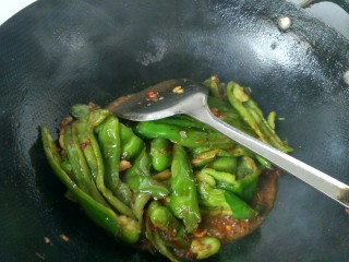 16、虎皮青椒,焖一会，放鸡精，胡椒粉，可以出锅了。