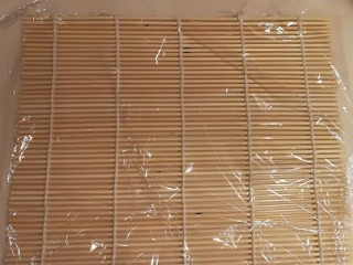 2、饭团,寿司帘上铺保鲜膜