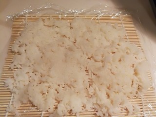 3、饭团,均匀铺上剩米饭