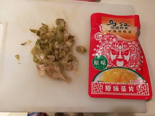 4、饭团,榨菜切碎备用
