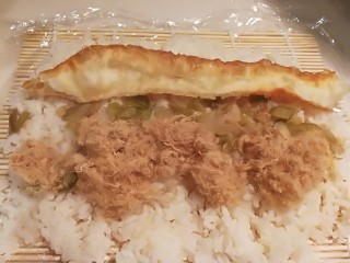 5、饭团,米饭上以此铺上榨菜 肉松 油条