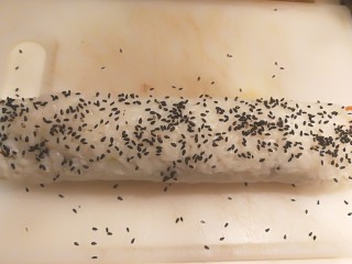 8、饭团,去掉保鲜膜 撒上黑芝麻