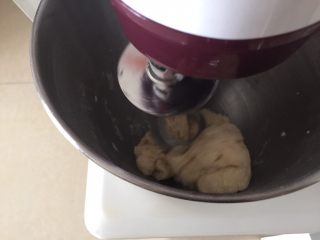 1、土豆焖猫耳朵,开动厨师机2档，和面5分钟，基本成团就行，这时面团有点干，没事，不需要再加水了