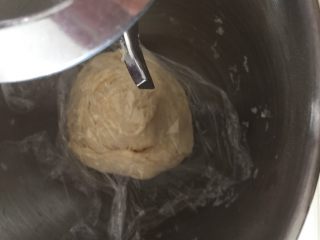 2、土豆焖猫耳朵,第一次搅拌成团后盖上保鲜膜醒发15分钟
