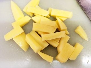 3、土豆焖猫耳朵,切成1cm厚度的段备用