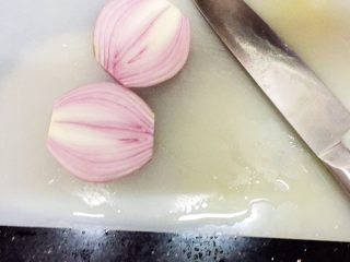 4、土豆焖猫耳朵,洋葱切开半