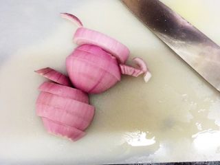 5、土豆焖猫耳朵,再横切成条备用