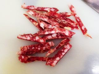 6、土豆焖猫耳朵,腊肠切成条备用