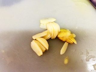 7、土豆焖猫耳朵,姜蒜切片备用