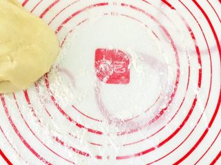 9、土豆焖猫耳朵,在面垫上撒粉，多一点