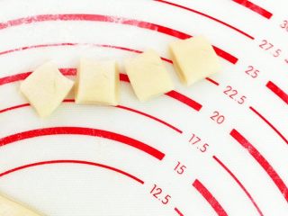 11、土豆焖猫耳朵,切成1cm宽的条再切成1cm大小一块