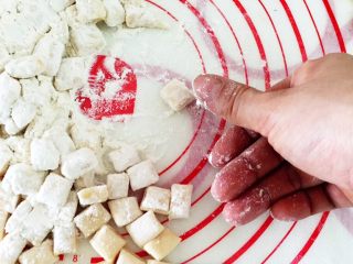 12、土豆焖猫耳朵,让小面块充分沾上面粉