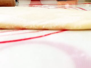 10、土豆焖猫耳朵,把面擀成7mm厚