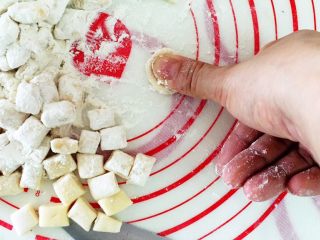 13、土豆焖猫耳朵,拇指按下去，按薄，卷起